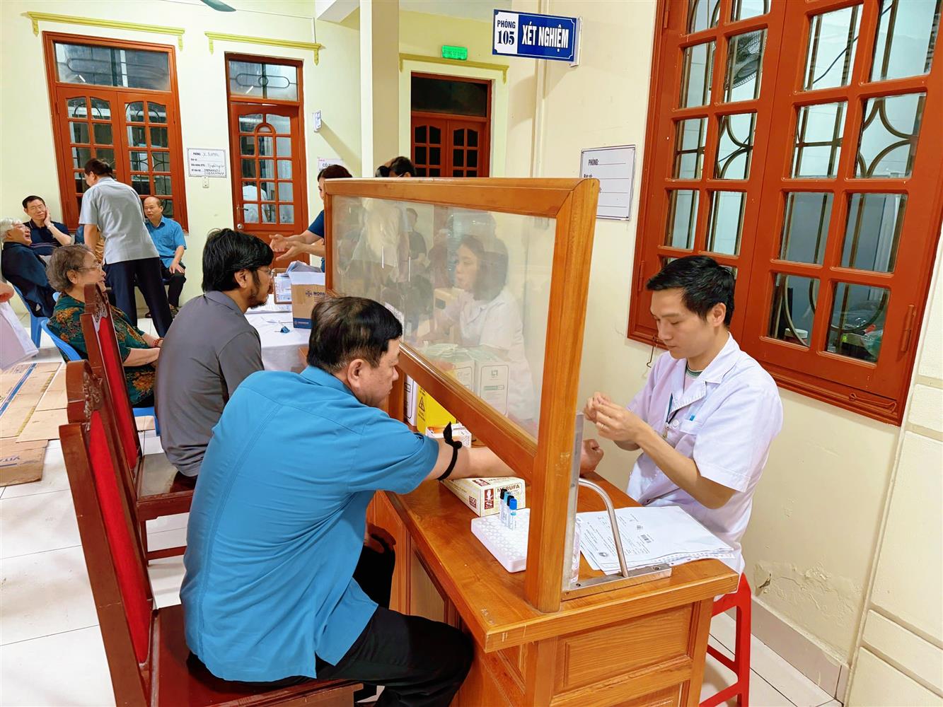 Trung tâm bảo vệ sức khỏe cán bộ Bệnh viện Đa khoa Hải Dương tổ chức khám sức khỏe định kỳ cho cán bộ thuộc diện bảo vệ sức khỏe.